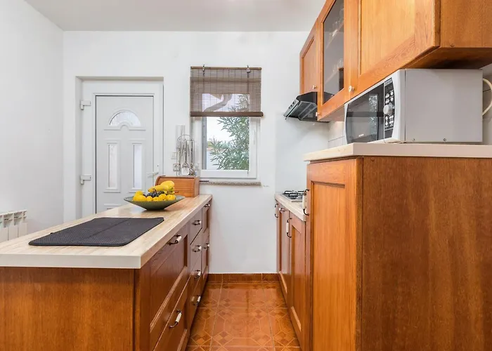 In Li Njan Near Bora *