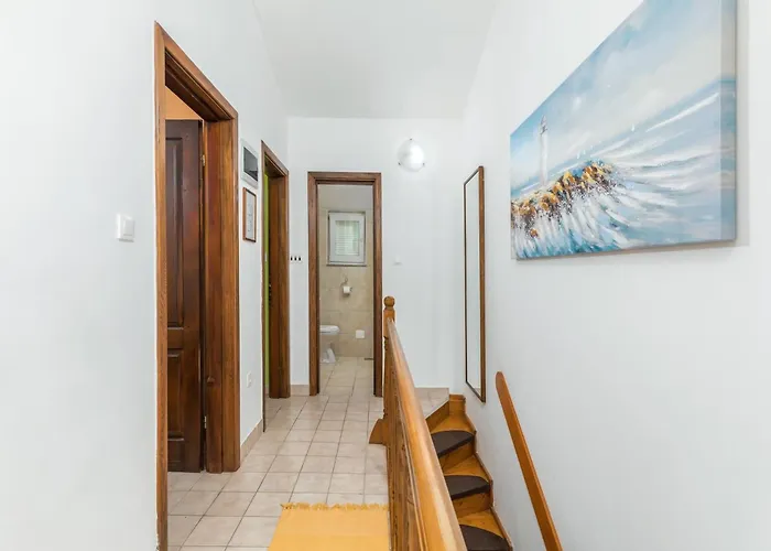 In Li Njan Near Bora Ližnjan