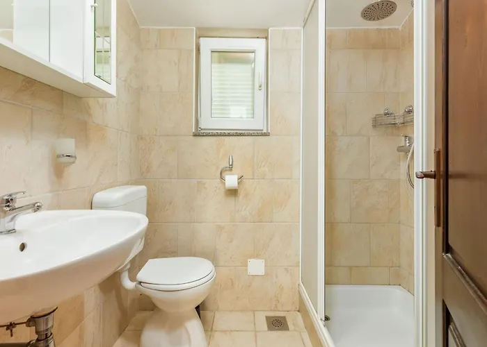 In Li Njan Near Bora Ližnjan