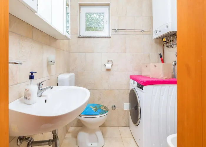 In Li Njan Near Bora Ližnjan