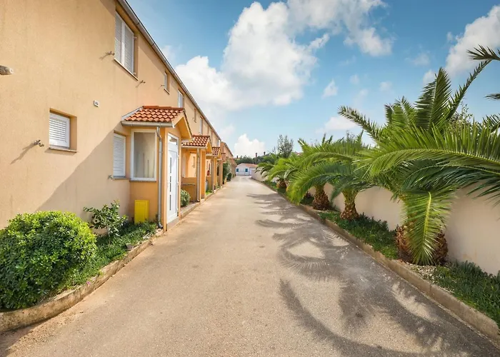 In Li Njan Near Bora