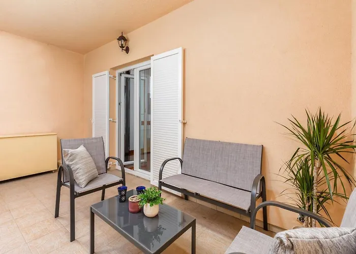 In Li Njan Near Bora